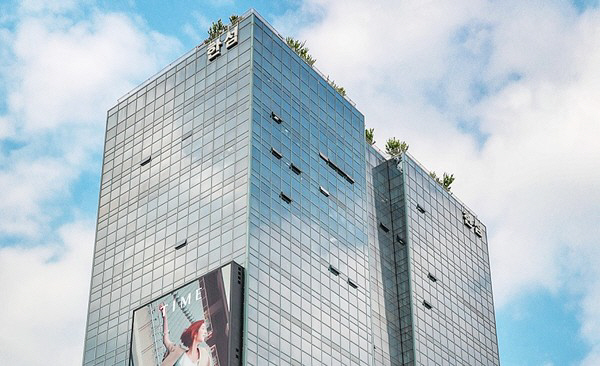 서울시 강남구에 위치한 한섬 본사 사옥 전경 현대백화점그룹 제공