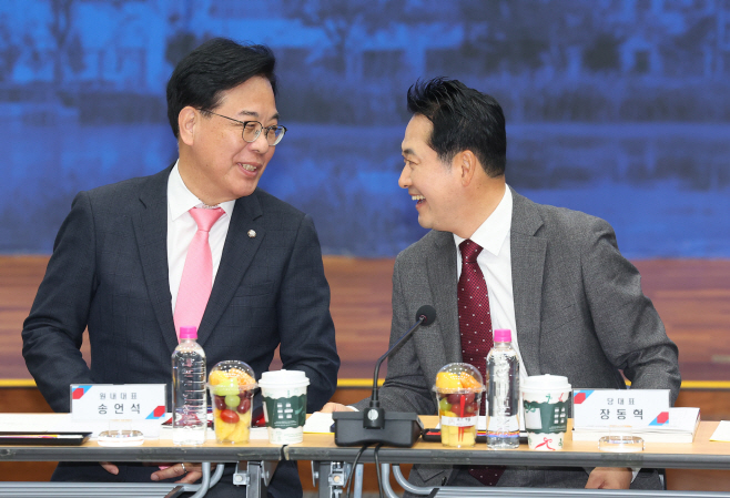 이야기 나누는 장동혁-송언석<YONHAP NO-4300>