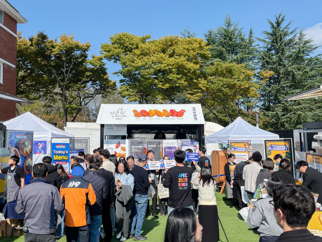 [교촌_보도자료]  교촌에프앤비, APEC 외교무대서 K-푸드 매력 전파-2