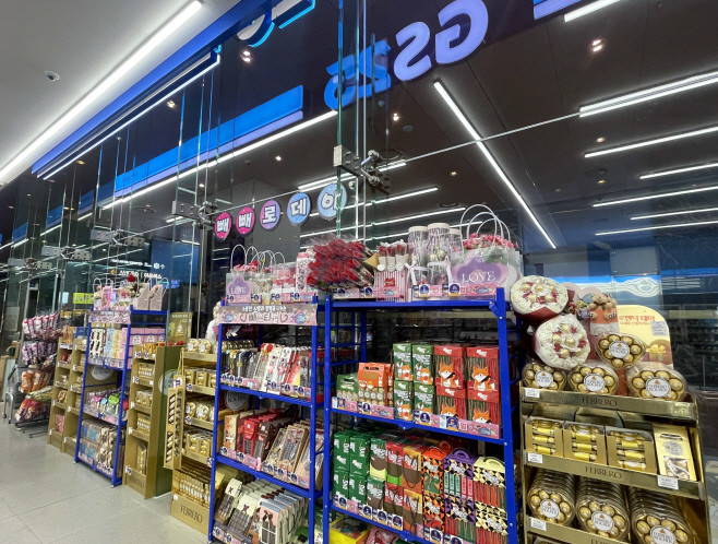 GS25는 다가오는 11월 11일 빼빼로데이를 맞아 행사상품을 선보이고 있다.