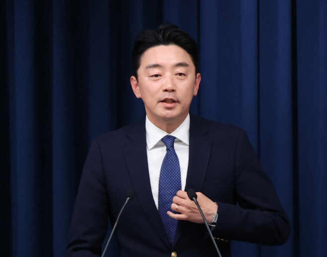 강훈식 비서실장 브리핑<YONHAP NO-4339>