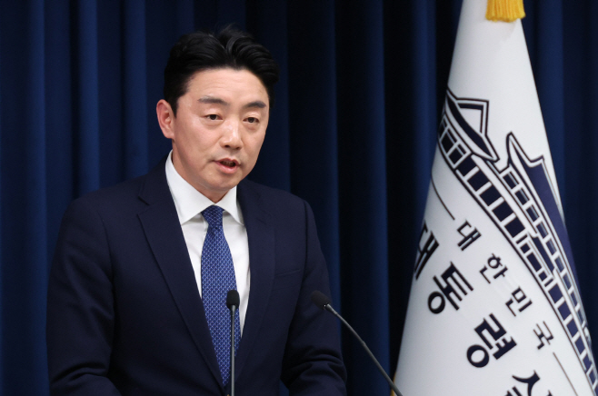 브리핑하는 강훈식 비서실장<YONHAP NO-4335>