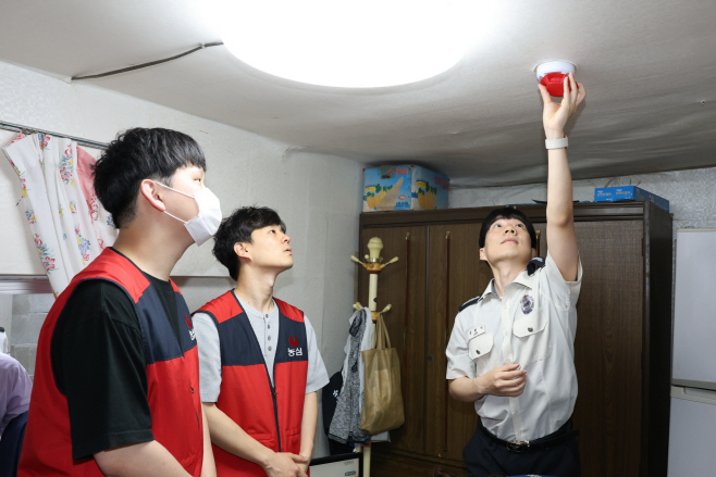 농심 세상을 울리는 안심캠페인 화재감지기 설치 모습