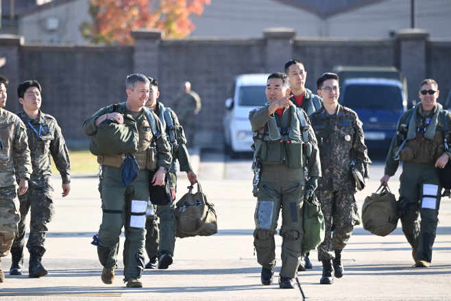 [사진3] 진영승 합참의장(우)과 존 대니얼 케인 미국 합참의장(촤)이 11월 3일, 연합 편대비행을 공중에서 함께 지휘하기 위해 항공기로 이동하고 있다