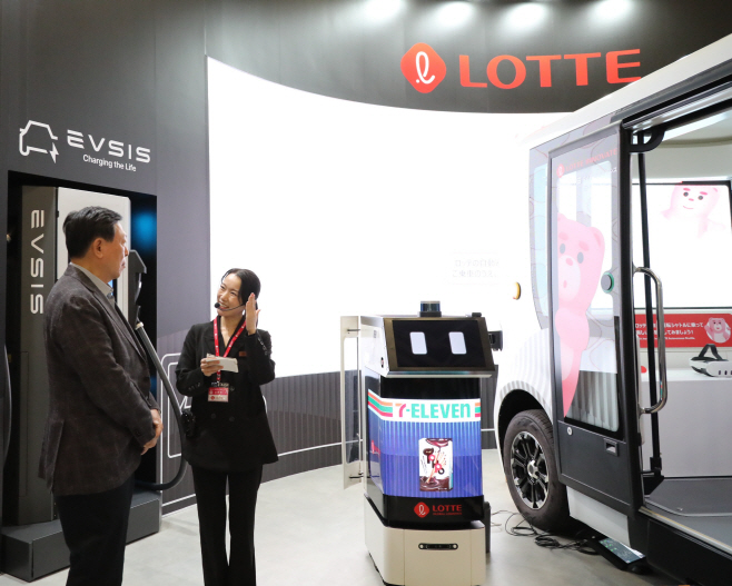 [사진] 신동빈 롯데 회장은 3일 일본 도쿄에서 열리고 있는 ‘재팬모빌리티쇼 2025’를 방문해 2차전지 소재, 수소 사업, 자율 주행~