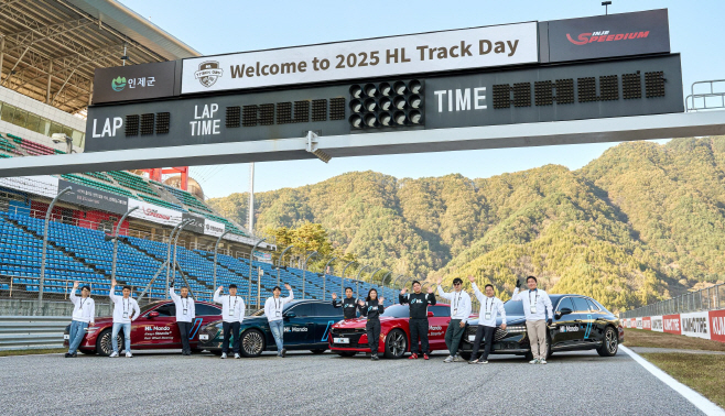 사진 1) HL트랙데이 2025 시승 차량, (왼쪽부터) 올인원카 1, 올인원카 2, 스티어바이와이어(Steer by Wire) 탑재 차량, 스마트댐핑컨트롤(Smart Damping Control) 탑재 차량