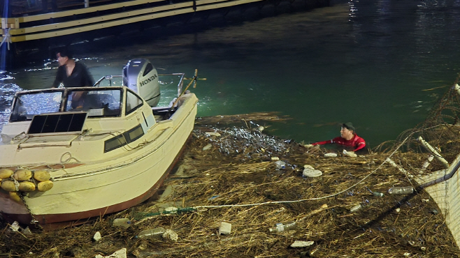 집중호우로 광양항에 유입된 해양쓰레기 수거