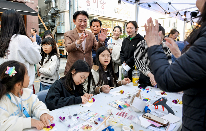 3.일자리정책과(의정부시, ‘2025 회룡골목페스타’ 성황리 종료…세대 어우러진 도심 축제)3