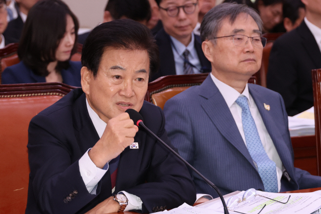 북미회담 가능성 관련 답변하는 정동영 통일장관<YONHAP NO-2993>