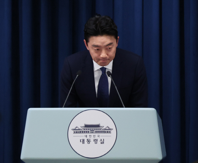 브리핑 마친 강훈식 비서실장<YONHAP NO-4341>