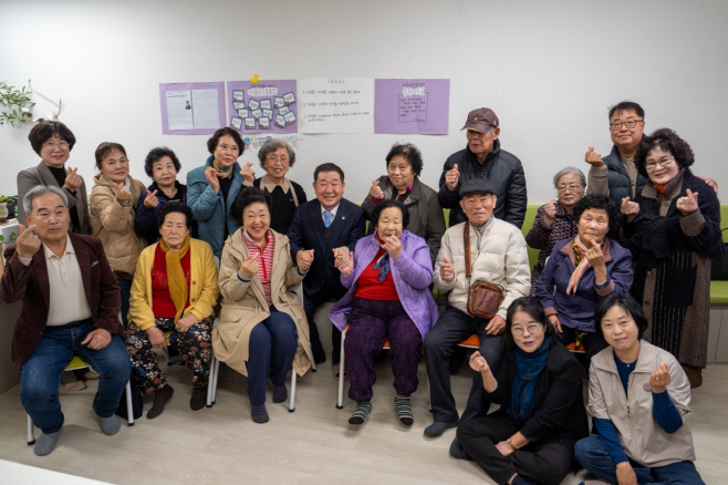 증평군 손주돌봄추진단 간담회 단체사진