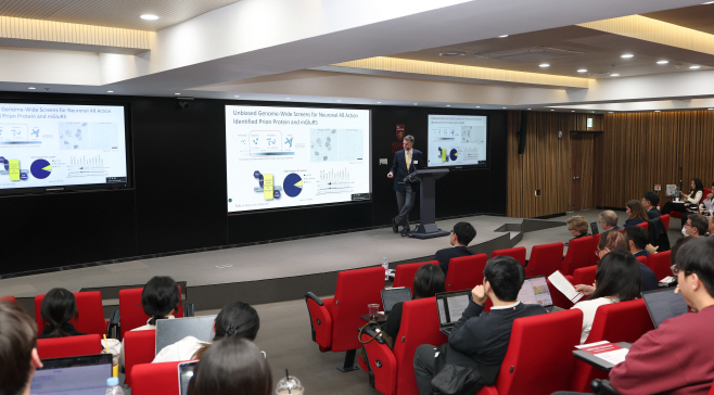 [사진2][고대의대] 예일대 의대 스테판 스트릿매터 교수가 2025 Yale-KU 공동포럼에서 강의를 진행하고 있다