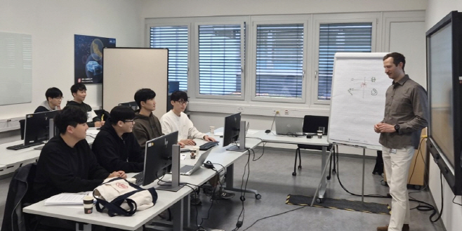 학생들이 실무 교육을 받고 있다.