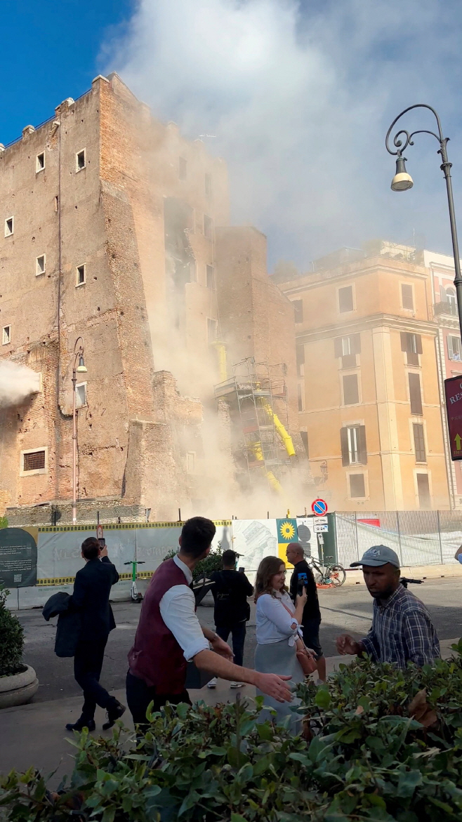 ITALY-COLLAPSE/ <YONHAP NO-1638> (Linda Whittaker via REUTERS)