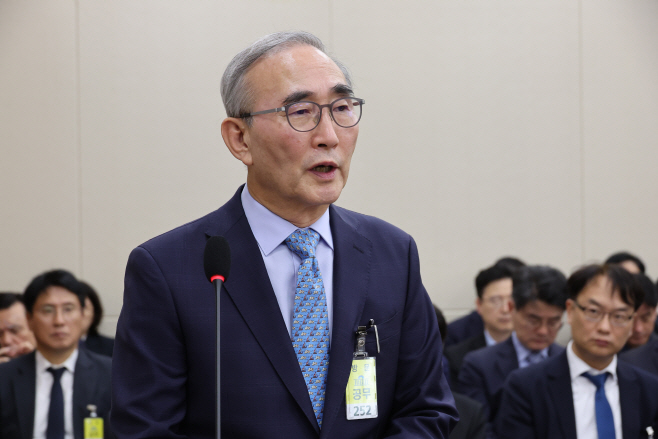 답변하는 김영섭 KT 대표이사<YONHAP NO-5445>