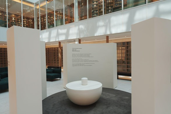 용인공원 아너스톤의 '흙에서 흙으로: 유골함, 삶의 의미를 빚다' 전시