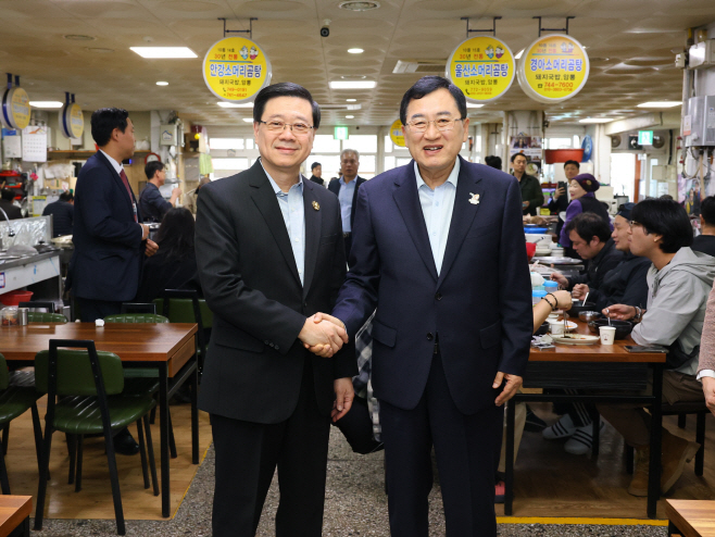 기획 보도자료_지난 11월 2일 홍콩 존 리 행정수반과 주낙영 경주시장이 경주 중앙시장 내 식당에서 환담을 나누고 있다