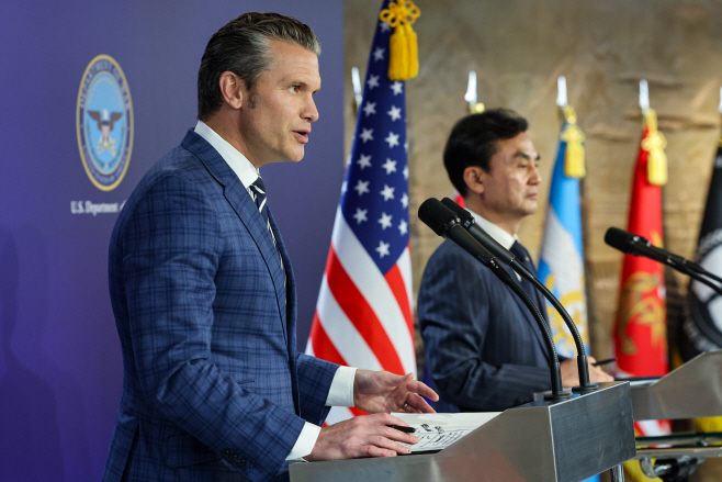 공동기자회견 하는 피트 헤그세스 미국 국방부 장관<YONHAP NO-3986>