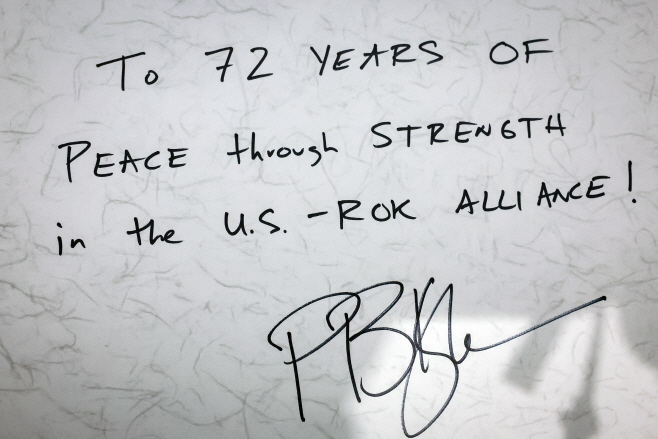 피트 헤그세스 미국 국방부 장관이 작성한 방명록<YONHAP NO-2232>