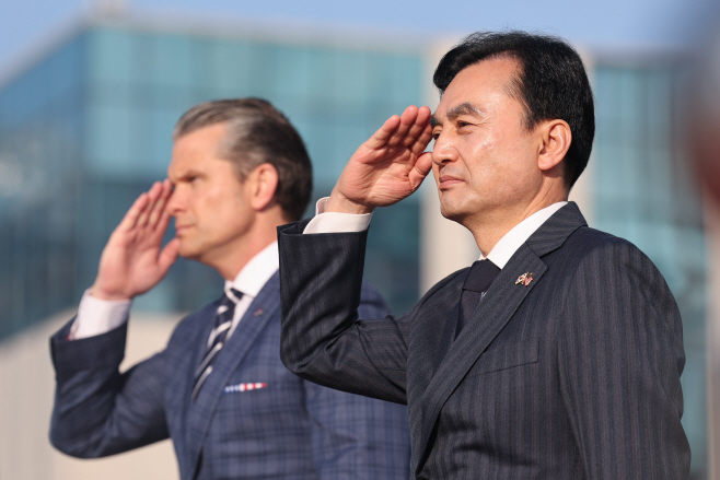 거수경례하는 한미 국방장관<YONHAP NO-1958>