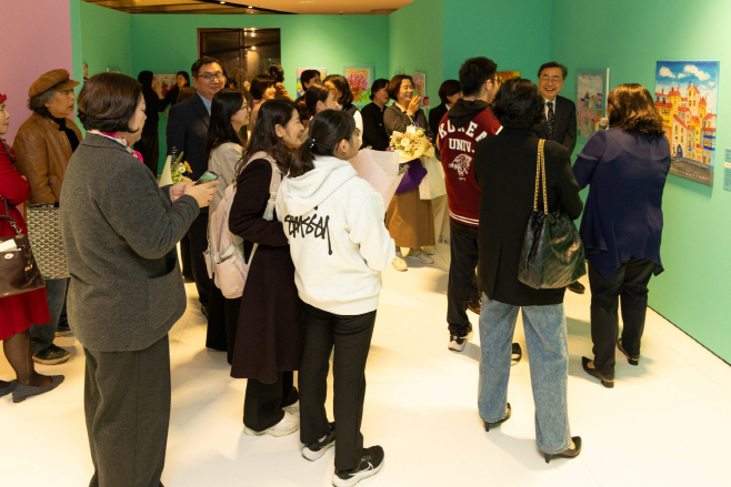별첨_전시 설명을 듣는 참여작가와 가족들