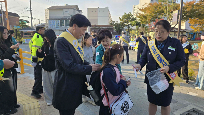 20251105-밀양시, 어린이 보호구역 교통안전 캠페인 실시(1)