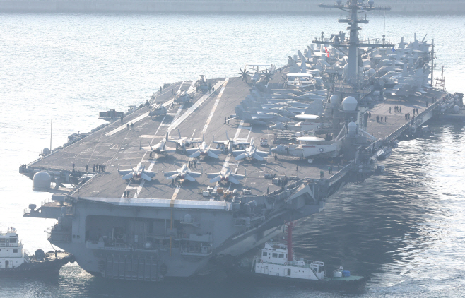 美 핵항모 부산 입항<YONHAP NO-2843>