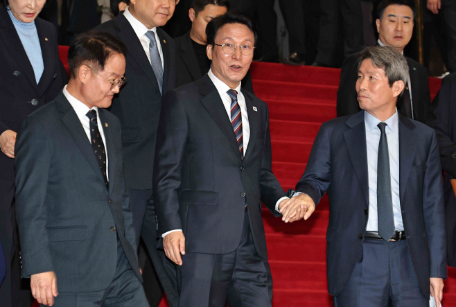 본회의장에서 나오는 김민석 총리<YONHAP NO-2902>