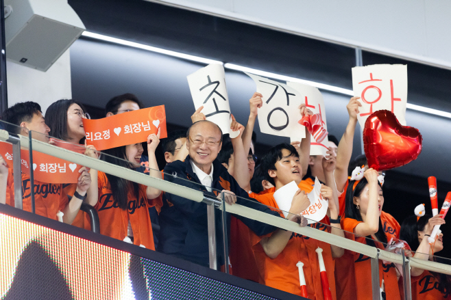 [사진_1] 한화그룹 김승연 회장이 임직원들과 함께 한화이글스 경기를 응원하고 있다 (1)