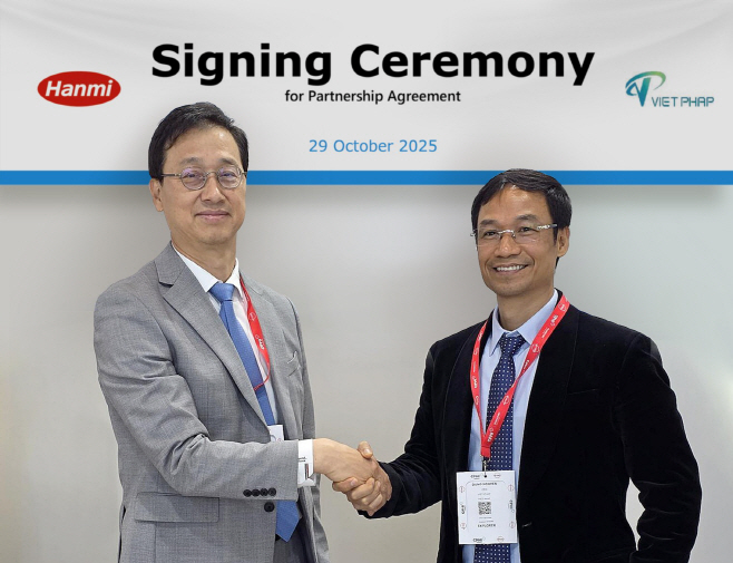 한미약품 박재현 대표이사(왼쪽)와 비엣팝 응우옌 치 중 대표(오른쪽)