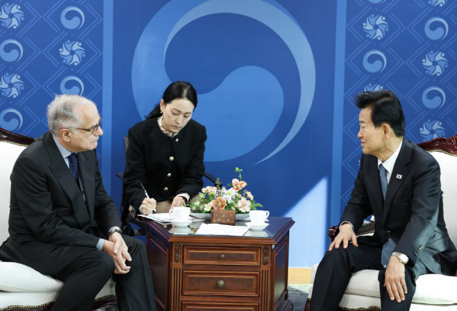 정동영 장관, 주한 EU대사 접견<YONHAP NO-6006>