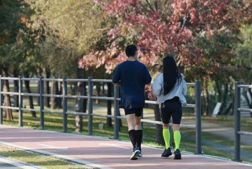 따뜻한 오후, 달리기 좋은 날씨<YONHAP NO-5896>