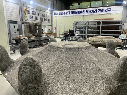 보존 처리 작업 중인 석등 부재