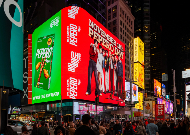 뉴욕 타임스스퀘어 ‘TSX 브로드웨이’ 빌딩에서 송출되고 있는 빼빼로데이 글로벌 마케팅 캠페인 영상