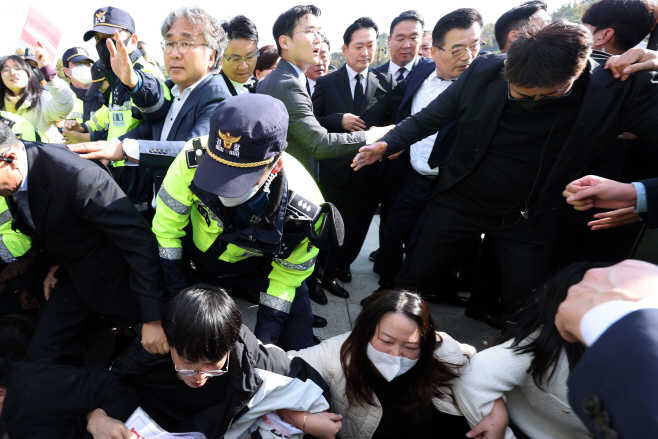 광주 시민사회, 국힘 장동혁 대표 참배 저지<YONHAP NO-4784>