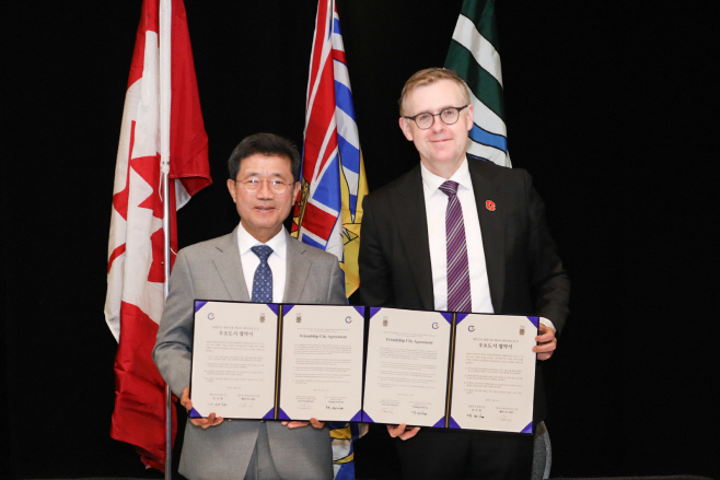 북미 지역 첫 우호도시 체결 정인화 광양시장과 에릭 우드워드 랭리타운십 시장)(수정)