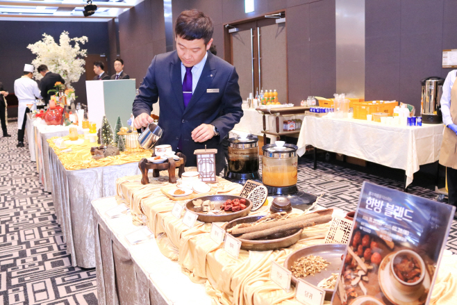 4. 하이원리조트 식음영업장 더 라운지 에서는 지역 약재 등을 활용한 한방차를 선보인다.