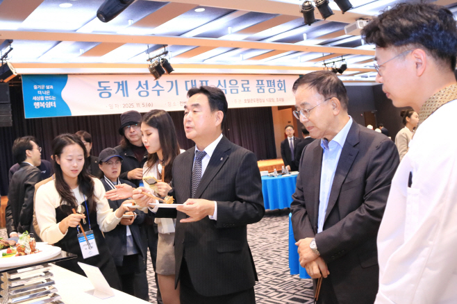 1. 하이원리조트 동계 성수기 식음료 품평회에서 최철규 직무대행, 안광복 상임감사, 국민참여혁신단 등이 참여했다