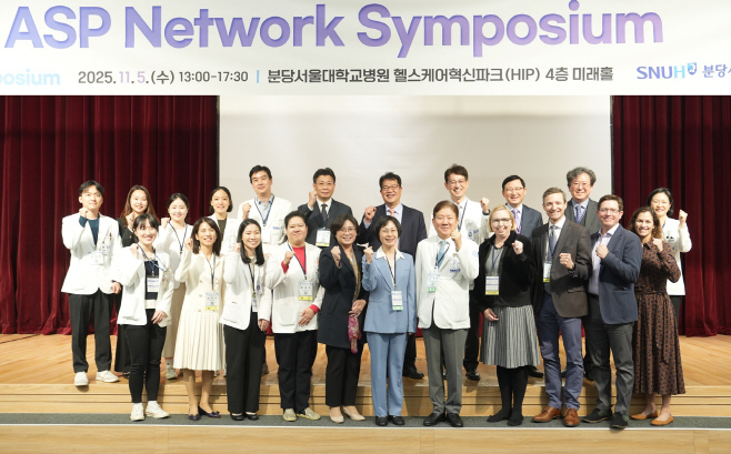 [사진] 심포지엄에서 연자 및 주요 참석자들이 기념사진을 촬영하고 있다