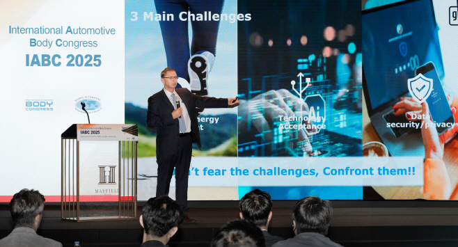 [사진 3] IABC 2025 서울에서 환영사를 전하는 브라이언 맥머레이 지엠테크니컬센터코리아 사장 (3)