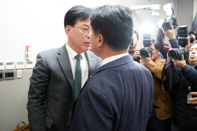 '배치기' 사태로 치달은 운영위 국감<YONHAP NO-3402>