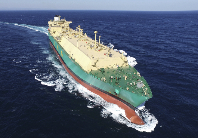 KCC와 HD현대가 공동 개발한 차단열 도료 적용 대상이 되는 LNG선 항공 사진 (1)