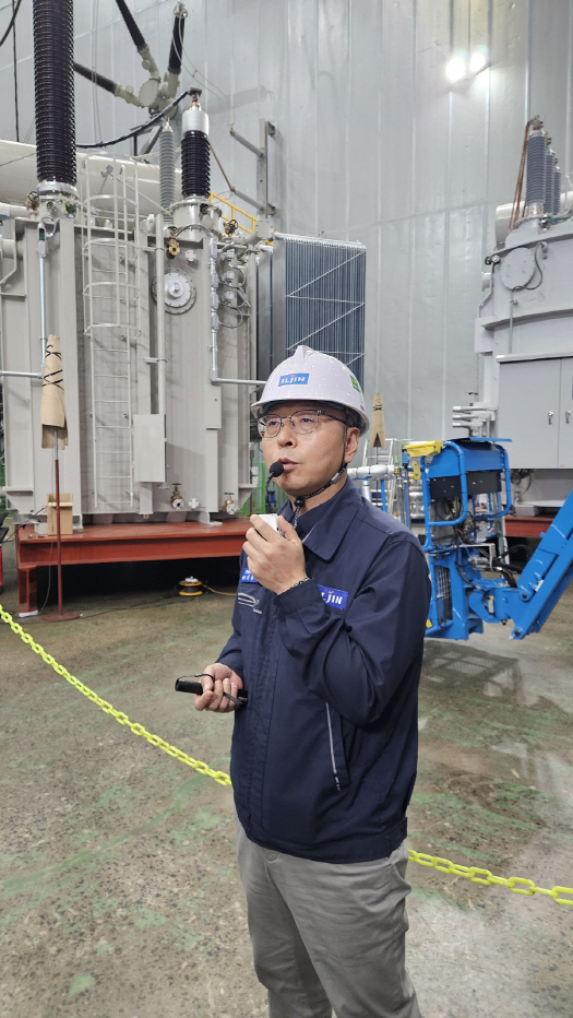 현장 설명 중인 김정찬 일진전기 변압기 사업부 상무