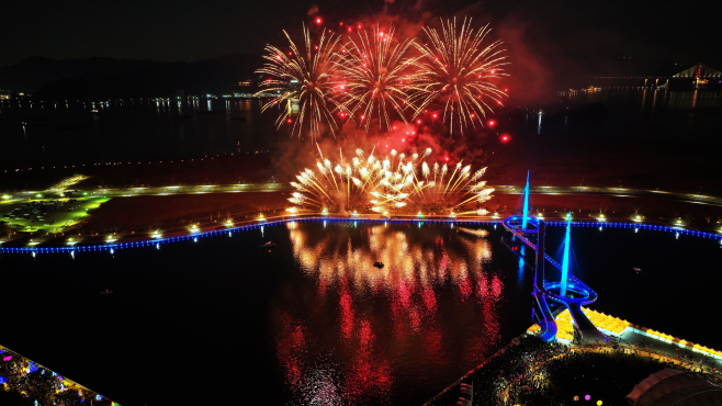 제25회 마산가고파국화축제, 불꽃쇼로 가을밤 수 놓았다(관광과) (1)