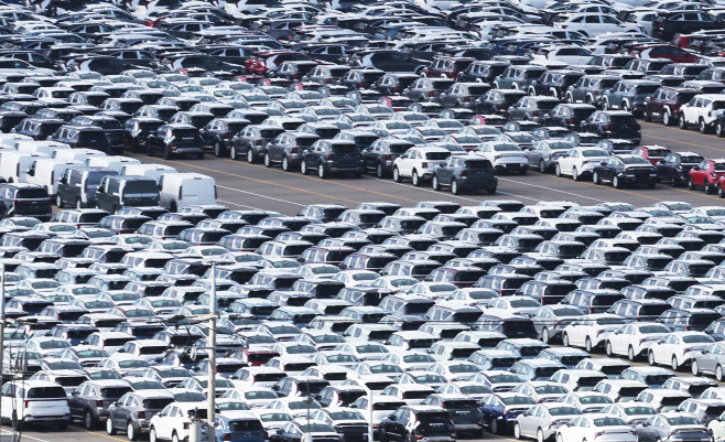 수출 기다리는 자동차<YONHAP NO-6678>