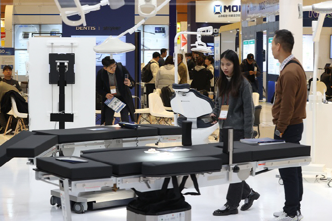의료기기 둘러보는 외국인 참관객들<YONHAP NO-2791>