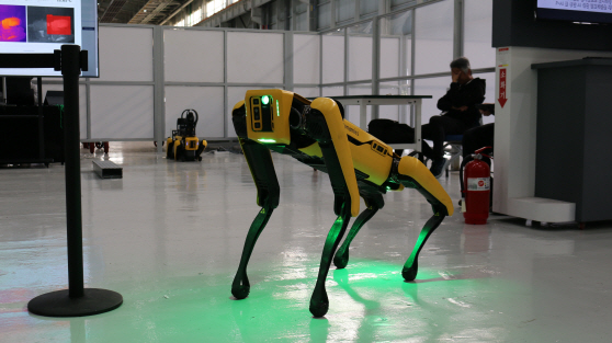 (사진 1) 보스턴 다이나믹스의 4족 보행 로봇 'SPOT'이 공장을 자율 순찰하며 다양한 센서로 설비 상태를 실시간 모니터링하는 모습