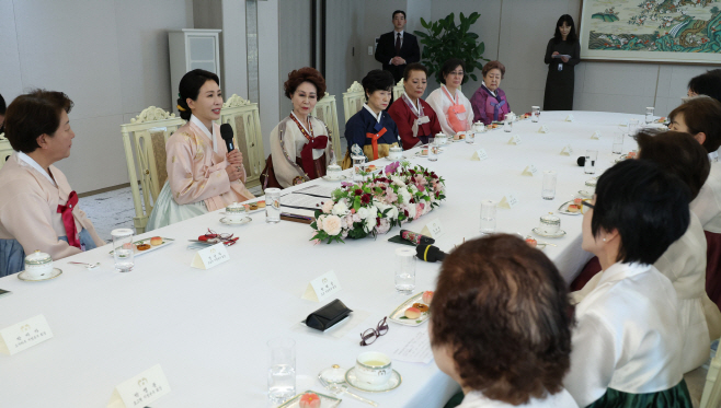 김혜경 여사, 재일본대한민국부인회와 차담회<YONHAP NO-4243>