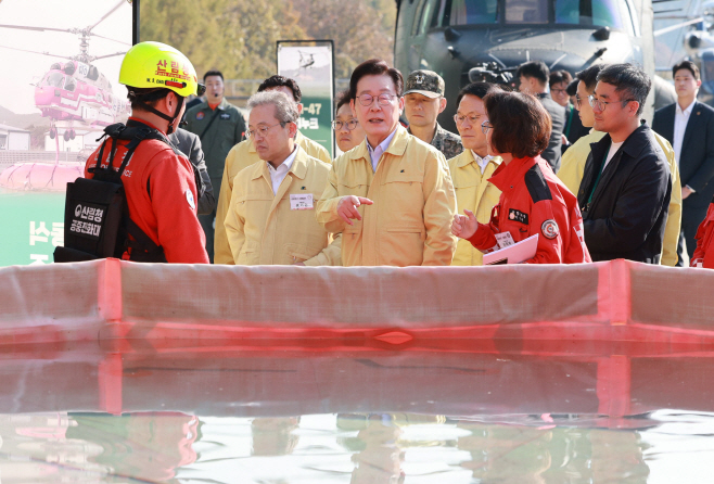 이재명 대통령, 산불진화 장비 시찰