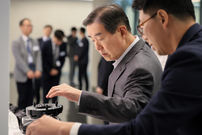 사진. 5일 삼양디스커버리센터에서 열린 ‘삼양 이노베이션 R&D 페어 2025’에서 삼양홀딩스 김윤 회장이 전시 과제를 살펴보고 있다_1